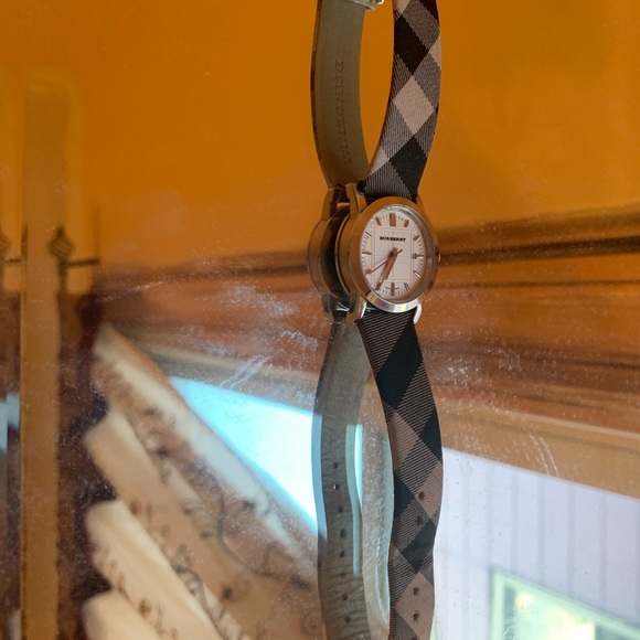 Burberry watch - Picture 2 of 3
